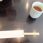 せきれい橋 川上庵 - テーブルセット、そば茶が嬉しいです