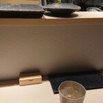 Sushi Karasu - 毎回、結構な高さから受け取るのが少し面倒