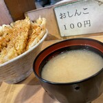 天丼ふじ - あまりにも普通すぎるわかめの味噌汁(^^)ですが口の中の油を流し込むのにはありがたい