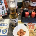 Sankou Saketen - コロナビールと味噌かつおにんにく。