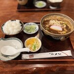 一よし - 八丁味噌うどん(肉入) 900円、ライス(小) 170円