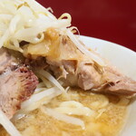 ラーメン二郎 - 豚の厚み