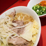 ラーメン二郎 - ラーメン半分＋ニンニク少し＋青ネギショウガ半分