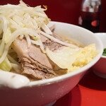 ラーメン二郎 - ラーメン半分＋ニンニク少し＋青ネギショウガ半分