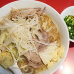 ラーメン二郎 - ラーメン半分＋ニンニク少し＋青ネギショウガ半分