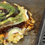 お好み焼き ふじや - 花ガツオは、ひっくり返す前にひと振り盛られてるので
      香ばしく焼かれてソースの下に潜んでいる
      テコに引っつかんから、僕は好きです
      