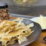 お好み焼き ふじや - 「えいひれ」大きな干したヒレ4枚を焼いて炙って
      めっちゃいい色(^O^)❒’’
      マヨ七味でちみちみいただいて
      冷めたらまた鉄板にのせて、、、、居座りたい