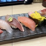 廻転とやま鮨 銀座 - 並8貫: ほうぼう、かつお藁焼き、さす、とろたく軍艦、切り落とし軍艦