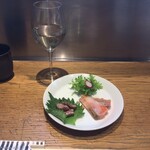 大坂鉄板焼 銀座 鉄十 - 日本酒と前菜。オシャレでしょう？オシャレですとも。