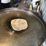 江戸清 - ねぎクレープをお店の人が焼いて下さっているところ