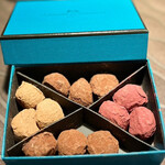 ラ･メゾン･デュ･ショコラ 丸の内店 - トリュフチョコレート4種類が3粒ずつ入ったBOXです。