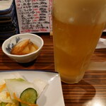 大衆居酒屋魚さんこ - お通しとジョッキが凍った生ビール