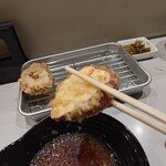 博多呑喰処 天から - サツマイモ。
      分厚いんです。
      でも下準備で火を入れていないのに
      何故かホクホクなんです。
      これって物凄い技術だと思います。