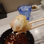 博多呑喰処 天から - 凄いプリプリしている。
      身も締まっている。
      そして最後まで衣が剥がれない。
      めちゃくちゃ美味しい。