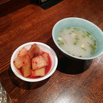 オモニの味 - 石焼ビビンバ（1,150円）のカクテキとスープ。