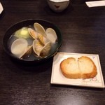 おだしや - パンを、この蛤の入っているバター出汁に浸して食べるのです。絶品なのです！！