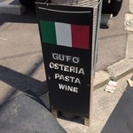 Osteria il gufo - 電柱に括りつけられた看板。この角を曲がるとお店はございます。