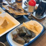 下総屋食堂 - なす煮浸しと筍
      両方食べたいと思っていたら、やさしいおかあさんがハーフ＆ハーフにしてくれた