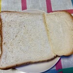 Newdays Mini - イギリス伝統の山型パン間にマーガリンとグラニュー糖がサンドされている。