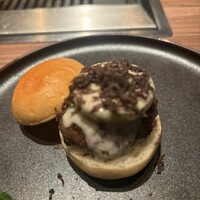 焼肉うしごろ 新宿三丁目店 - スルッとスライドして食べられる「スライダーバーガー」