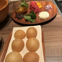 焼肉うしごろ 新宿三丁目店 - 手前のモナカに皿の素材を混ぜて盛り付ける「和牛タルタル」
