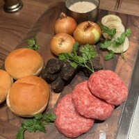 焼肉うしごろ 新宿三丁目店 - 玉ねぎはペコロス、パティは直径3cmほどのミニチュア
