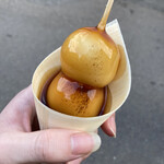 Koto Imo Hompo - みたらしだんご(¥290) - モチモチふわふわ感のある団子です。みたらしは比較的サラリとしています。冷めると固くなってしまうので温かいうちに食べた方がいいでしょう