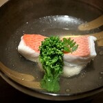 日本料理FUJI - 意外と、FUJIさんで金目のお椀は珍しいかも。
      敷かれた海老芋饅頭と合わせて、とても優し〜い。