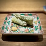 日本料理FUJI - あさはた蓮根は前回食べたからと、ご用意いただいたアスパラのおかき揚げ。
      これ、ちょっと逸品です！
      ディナータイムがオープンしてから農家さんが持って来られたそうで、瑞々しさんがケタ違い！