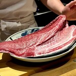 日本料理FUJI - どーん！
      それが、こちらの18kg超のメジ鮪！！
      不可能と言われる、活鮪での締め。この日は納得の仕上がりだそう。
      しかも、その当日モノですから、もう奇跡です♡