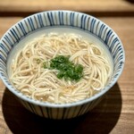 日本料理FUJI - 何度もいただいている〆ラーメンですが、その日使った魚のアラで出汁を取るので、毎度味が違うのです。
      貝の旨味も入ったこの日、過去最高クラスにお気に入り♪