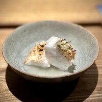 日本料理FUJI - 火入れにも、いつも以上に集中した様子でしたが、そこはさすが！
                    あとほんのちょっと遅ければ火が入り過ぎという絶妙なタイミング。
                    脂乗りというより、旨味が強いんです♪
                    食べ終わったお皿も下げないでほしい。