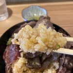 池三郎 - 初めからご飯にタレが染みてますので玉子と混ざって美味しい