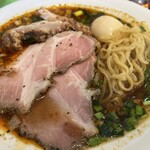 麺屋 壱心 - 麺を引き出したところ。チュルチュル感が乏しい、プッツリ切れそう感もある。日清カップヌードルの麺がのびた感じ。でも食べたら良かった。