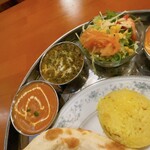 Bombei - 奥がサグニパール、手前がチキンカレー