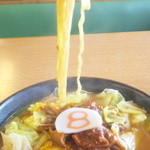 Hachiban Ramen - 麺 持上げ