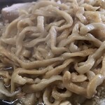 ラーメン二郎 - 平打ちウェーブ麺は厚みがありワシっとモチッとウマい！