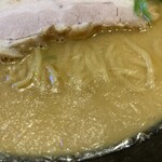 麺処 きらく - 油膜ばりばり。