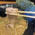 麺処 きらく - チャーシューは持ち上げられ無い位柔らか。