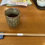手打そば風來蕎 - 湯呑みと箸