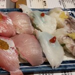 Sushi Sakaba Sashisu - ブリ、カンパチ、生タコ梅肉、生ゲソ