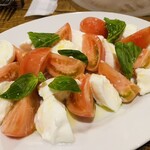ピッツェリア ジェラテリア ラッヅォ - フルーツトマトと水牛モッツァレラのカプレーゼ