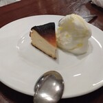ピッツェリア ファッブリカ 1090 - チーズケーキ　ミルクジェラート添え