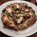 ピッツェリア ファッブリカ 1090 - プリマヴェーラ（ふきのとうとホタルイカ、燻製チーズ、モッツァレラチーズのピッツア）