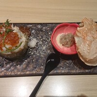 WASHOKU SUSHI いぶき 銀座店 - イクラが載ったポテサラ、カニ味噌つき