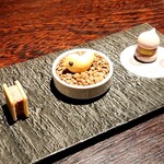 YAKITORI 燃 es - 苺メレンゲとフォアグラ・スモークチキンのビスケット・鶏のパテとサブレ
      