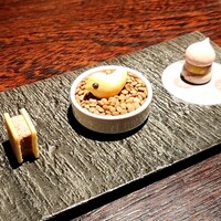 YAKITORI 燃 es - 苺メレンゲとフォアグラ・スモークチキンのビスケット・鶏のパテとサブレ
                