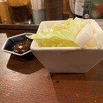 炭火焼鳥 かばぶ - お通しの野菜