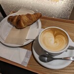 PASSAGE COFFEE - クロワッサンとカフェラテ