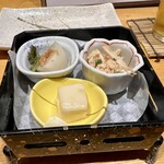 四ッ谷 今井屋本店 - お通し　ささみ明太和え、胡麻豆腐、蕪の煮浸し。